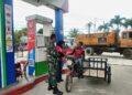 Babinsa Koramil 0201-16/TM Tinjau Antrean SPBU di Bandar Labuhan, Imbau Warga Tetap Tertib dan Sabar