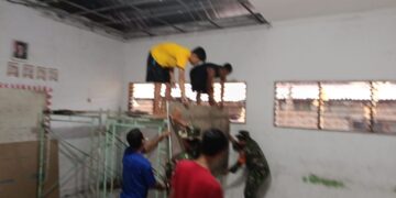 Babinsa Koramil 0201-02/MT Bersama Warga Gotong Royong Bersihkan dan Perbaiki Fasilitas SMP Swasta Al Ihsan