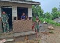 Dulu Berdinding Kayu Lapuk, Kini Mulai Berubah! Satgas TMMD ke-130 Rehab Rumah Parambut Berutu