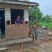 Dulu Berdinding Kayu Lapuk, Kini Mulai Berubah! Satgas TMMD ke-130 Rehab Rumah Parambut Berutu