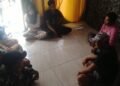 Babinsa Sertu Darmawan Jalin Silaturahmi dan Komsos Bersama Warga Desa Dagang Kerawang