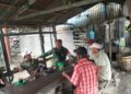 Jalin Keakraban dengan Warga Binaan, Babinsa Mabar Hilir Laksanakan Komsos di Warung Kopi