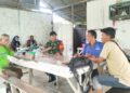 Sambil Menikmati Secangkir Kopi,Babinsa Koramil 13/PST Himbau Warga Hindari Perselisihan