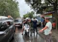 BABINSA KORAMIL 0201-07/MT DAN PERANGKAT KELURAHAN CEGAH MITIGASI DAMPAK KABUT ASAP ,BAGIKAN MASKER KEPADA WARGA