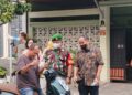 PEDULI KESEHATAN WARGA, BABINSA CINTA DAMAI BERSAMA LURAH BAGI-BAGI MASKER GRATIS