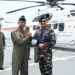 HELLY VVIP / VIP TNI AU TOUCH GO TRAINING DI KAPAL INDUK TNI AL