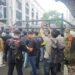 Babinsa Kelurahan Petisah Tengah Monitor Aksi Unjuk Rasa Garda Harapan Sumut di DPRDSU