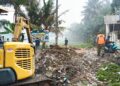 Danramil 08/Kronjo Bersama Anggota Aksi Bersih-bersih Sampah,Dukung Program Kasad di Lokasi TMMD 130