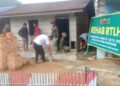 Rumahnya Mulai Dibongkar, Ibu Temsi Berutu Bersyukur atas Kepedulian Satgas TMMD Ke-130