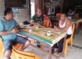 Ngopi Bareng Warga, Babinsa Koramil 04/Tigalingga Ajak Masyarakat Sebarkan Informasi Rekrutmen TNI AD Gratis