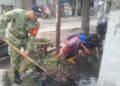 Babinsa Bersama Warga melaksanakan Gotong Royong Bersihkan Parit ,Wujudkan Lingkungan Sehat