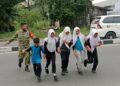 Wujud Kepedulian Terhadap Anak Sekolah, Babinsa Bantu Menyeberangkan Siswa dengan Aman