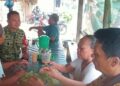 Ngopi Bareng Bersama Warga di Warung,Babinsa Sekaligus Pantau Wilayah Binaan