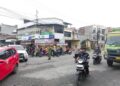 Babinsa dan Bhabinkamtibmas Bantu Urai Kemacetan di Simpang Titipapan