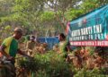 Brigif 18 Kostrad Gelar Karya Bakti Pembersihan Makam di Desa Sidomulyo