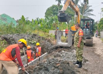 CEGAH BANJIR ,BABINSA KELURAHAN TSM lll SERTU AHMAD SUYADI MDAMPINGI  PENGOREKAN PARIT BERSAMA TIGA PILAR