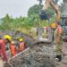 cEGAH BANJIR ,BABINSA KELURAHAN TSM lll SERTU AHMAD SUYADI MDAMPINGI PENGOREKAN PARIT BERSAMA TIGA PILAR