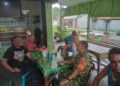 MENJALIN SILATURAHMI, BABINSA SERT JF SIMANGUNSONG KOMSOS BERSAMA WARGA BINAANNYA