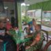 MENJALIN SILATURAHMI, BABINSA SERTU JF SIMANGUNSONG KOMSOS BERSAMA WARGA BINAANNYA