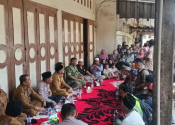 Koramil 12/LP Dampingi Bupati Labusel Tinjau Penggalian Parit Pekan Langga Payung, Serap Aspirasi Masyarakat