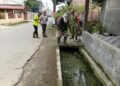 BERSAMA KASITRANTIB KELURAHAN DAN MANDOR TIM P3SU, BABINSA IKUT DUKUNG PEMBERSIHAN SALURAN AIR/DRAINASE DAN SAMPAH