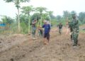 Semangat Pak Gusti di Usia 66 Tahun, Satgas TMMD ke-130 Kodim 0209/LB Tanah Harapan Lewat Hanpang