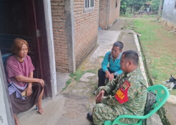 Babinsa 0201-16/TM Kunjungi Rumah Warga Binaan di Desa Bangunsari,Jalin Keakraban