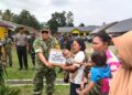 Tim Wasev TMMD ke-130 Kodim 0206/Dairi Didampingi Dansatgas Salurkan Bantuan Sembako