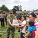 Tim Wasev TMMD ke-130 Kodim 0206/Dairi Didampingi Dansatgas Salurkan Bantuan Sembako