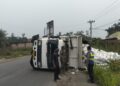 Koramil 12/LP Bersama Personel Polsek Sungai Kanan Bantu Urai Kemacetan Akibat Truk Pengangkut Pupuk Terguling di Jalinsum
