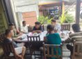 Ngopi Bareng Warga, Babinsa 03/Parongil Sosialisasikan Rekrutmen TNI AD