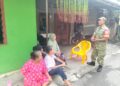 Babinsa Koramil 04/MK Serka R.Pakpahan Ciptakan Keakraban dengan Warga Binaan Melalui Komsos