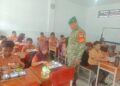 Babinsa Titipapan Berikan Tata Cara Makan MBG Kepada Siswa SDN 060942