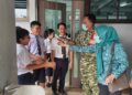 PEDULI KESEHATAN GENERASI,BABINSA KORAMIL 0201-03/MD BERSAMA KELURAHAN BANTAN BAGIKAN MASKER UNTUK MURID SEKOLAH