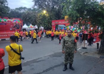 Babinsa Petisah Tengah Monitoring Kegiatan Jalan Sehat “Lion Journey For Solidarity 2026” di Lapangan Benteng