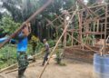 Kepedulian yang Menggerakkan Hati, Sritomo Turun Langsung Bantu Satgas TMMD Bangun Rumah Suroto