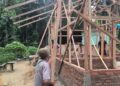 Kepedulian yang Menggerakkan Hati, Sritomo Turun Langsung Bantu Satgas TMMD Bangun Rumah Suroto