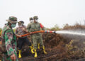 Gubernur Jambi, Danrem 042/Gapu, dab Wakapolda Jambi Tinjau Lokasi Karhutla dan Tambah Personel Satgas di Desa Labuhan Pring.