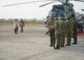 Kodaeral XI Bersama Jajaran TNI, Menyambut Menhan RI Usai Kunjungan Kerja ke Yonif TP 817/AOBA