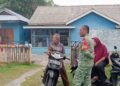 Cegah Kecelakaan di Jalan Raya, Babinsa Koramil 06/Senayang Ajak Warga Disiplin Berkendara