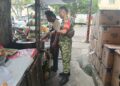 Babinsa Koramil 04/Medan Kota Komsos dengan Pedagang di Wilayah Binaan,Peduli Perekonomian Rakyat