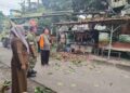 Babinsa Bersama Kepling Pantau Pemotongan Pohon, Wujudkan Lingkungan Aman dan Nyaman bagi Warga
