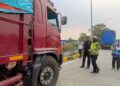 Polisi Bersama Masyarakat KA Induk Korlantas Polri BSD Himbauan dan Edukasi Bagi Sopir Truk Over Dimension Over Loading
