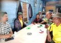 Dari Warung Kopi, Babinsa Tigalingga Kenalkan Peluang Jadi Prajurit TNI AD kepada Warga Dairi