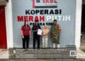 Babinsa Koramil 0201-16/TM Dampingi Penerimaan dan Perakitan Sarana Prasarana KDKMP Desa Penara Kebun