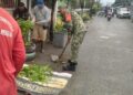 JAGA KEBERSIHAN DAN CEGAH BANJIR, BABINSA KELURAHAN SEI MATI PIMPIN GOTONG ROYONG DI KANTOR LURAH
