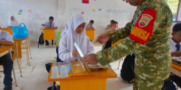 BABINSA KORAMIL 0201-06/MS SERKA UDIN GUNTORO LAKSANAKAN PENGECEKAN MBG DI SEKOLAH WILAYAH BINAAN