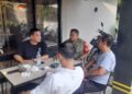 JALIN KOMUNIKASI YANG BAIK, BABINSA KORAMIL 0201-03/MD SERTU SURADI BERSAMA WARGA NGOBROL SANTAI