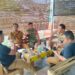 Babinsa Koramil 0201-04/KM Bersama Lurah Laksanakan Komsos di Warung Kopi, Bahas Permasalahan Wilayah