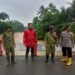 BABINSA BERSAMA TNI-POLRI PANTAU BANJIR DI DESA DALU XB, RATUSAN KK TERDAMPAK LUAPAN SUNGAI SEI BELUMAI